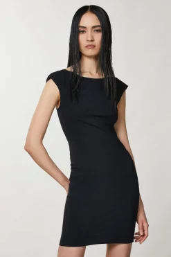 Krótka sukienka typu sheath