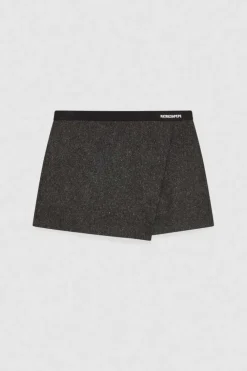 Materiałowe spodenki mini