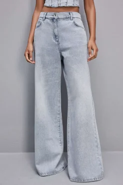 Oversize’owe jeansy z niskim stanem