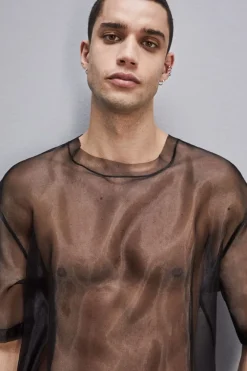 Pudełkowy T-shirt z krótkim rękawem i surowym wykończeniem