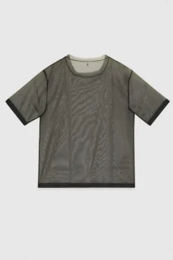 Pudełkowy T-shirt z krótkim rękawem i surowym wykończeniem