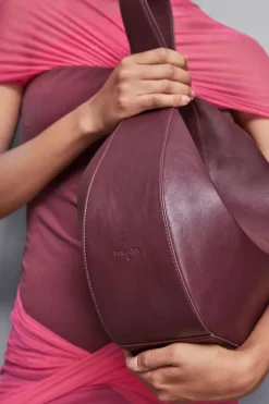 Skórzana bangle bag na ramię