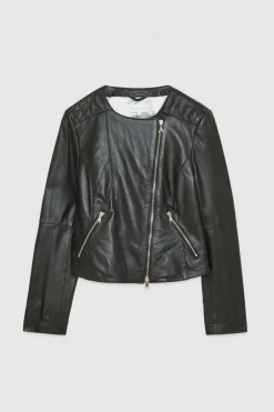 Skórzana kurtka w stylu biker ze stębnowaniem