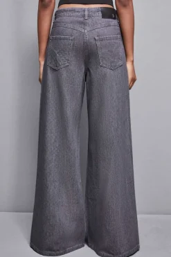 Szare jeansy wide leg z niskim stanem zdobione kryształkami