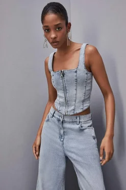 Top z elastycznego denimu