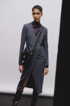 Wełniana sukienka slim fit Essential